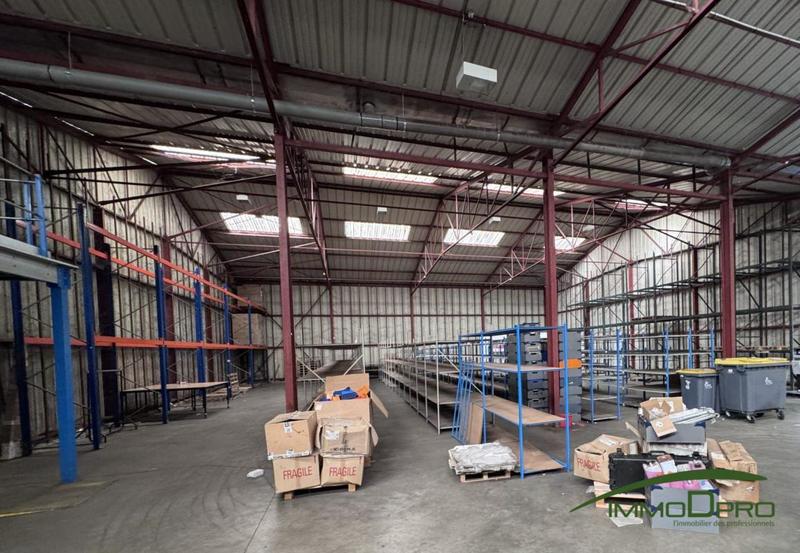 Entrepôt - 933 m²