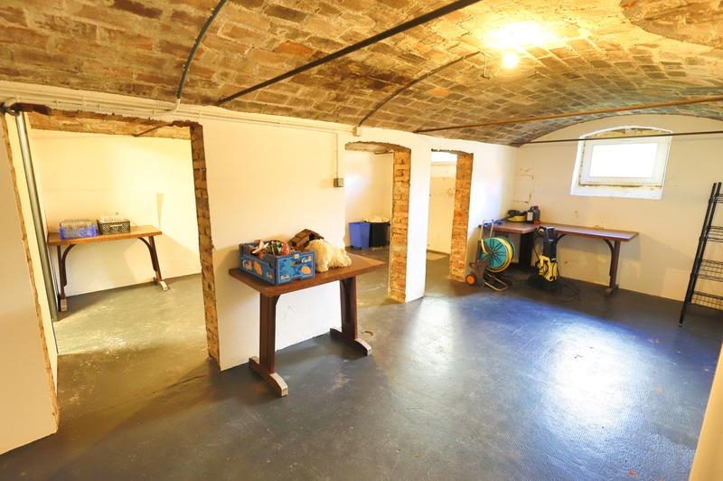 Local commercial - 240 m² - 4 pièces