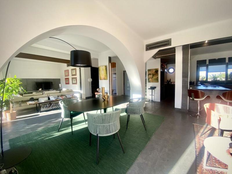 Maison - 240 m² - 6 pièces