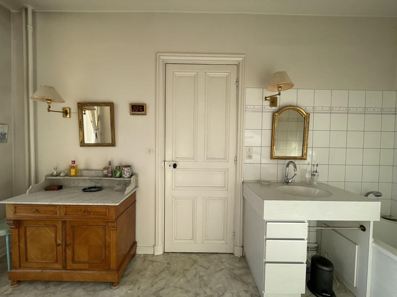 Propriété - 240 m² - 11 pièces