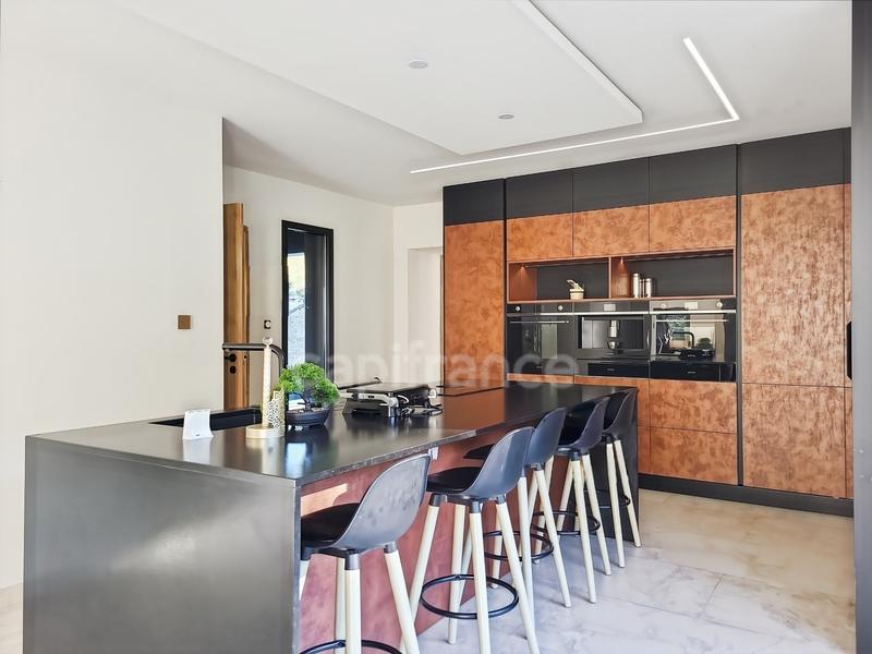 Maison - 225 m² - 7 pièces