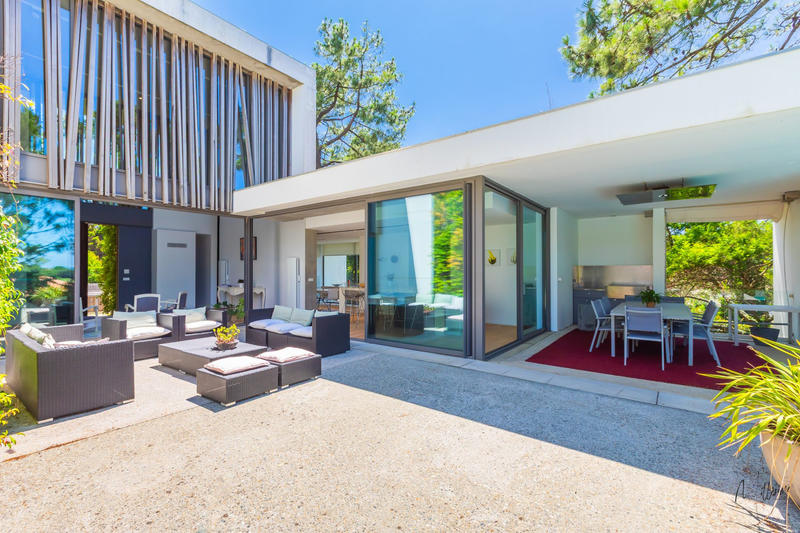 Maison contemporaine - 332 m² - 8 pièces