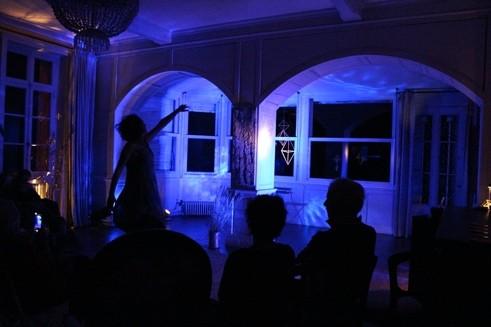 Les élèves de l'école de danse improvisent avec les «Himmelis" art Finlandais - Châteaux en fête