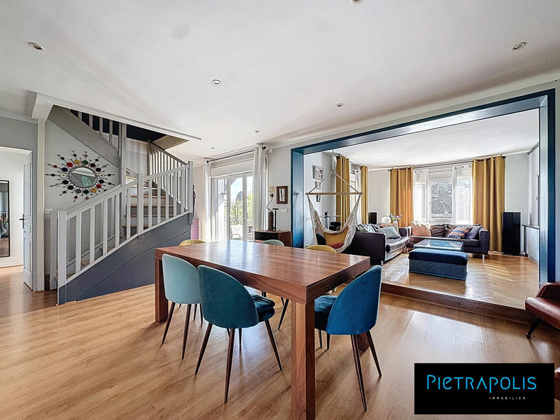 Maison - 260 m² - 8 pièces