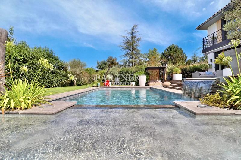 Maison - 300 m² - 10 pièces