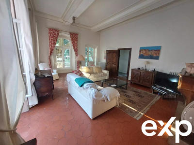 Maison traditionnelle - 341 m² - 12 pièces