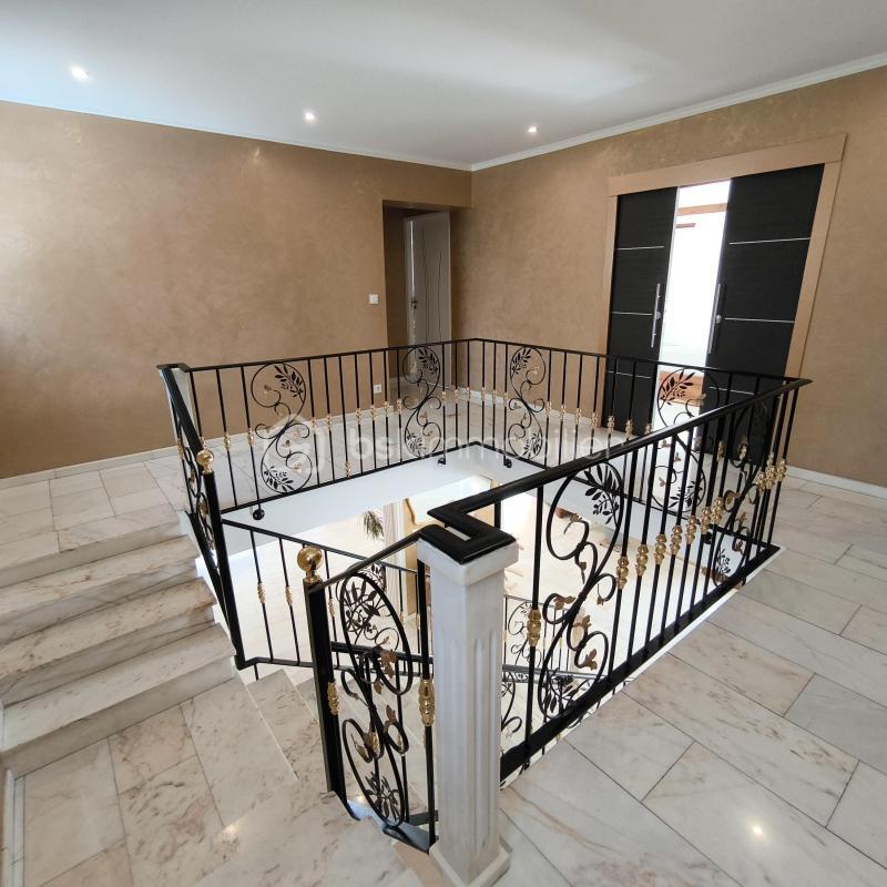 Maison - 213 m² - 7 pièces