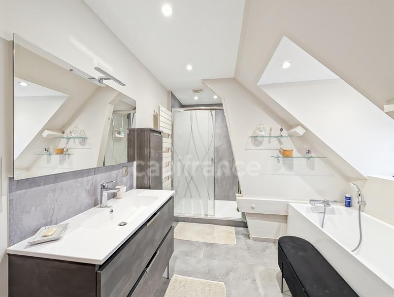 Maison - 246 m² - 9 pièces