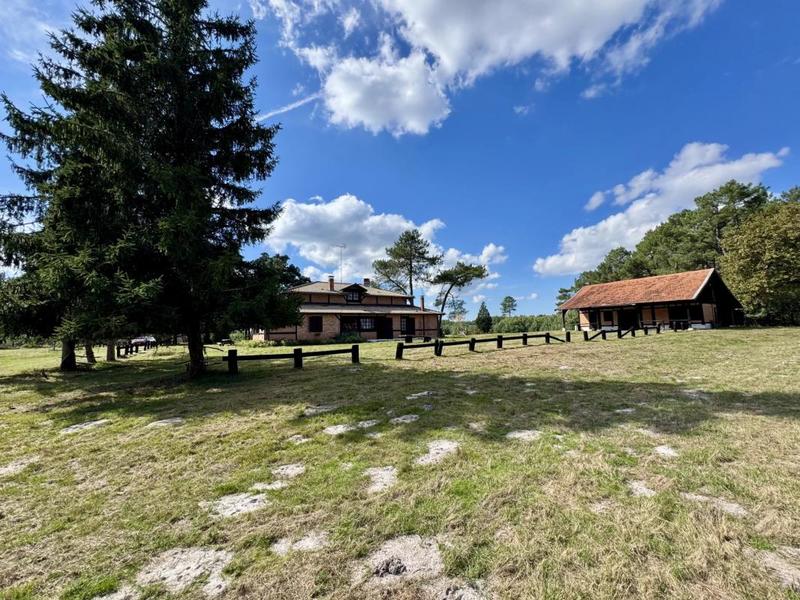 Propriété - 254 m² - 6 pièces