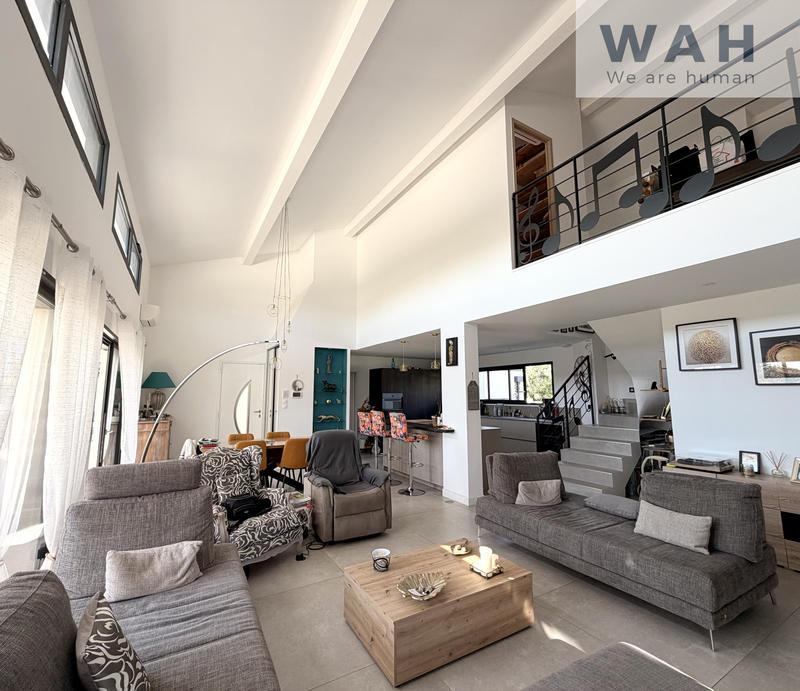 Maison - 218 m² - 5 pièces