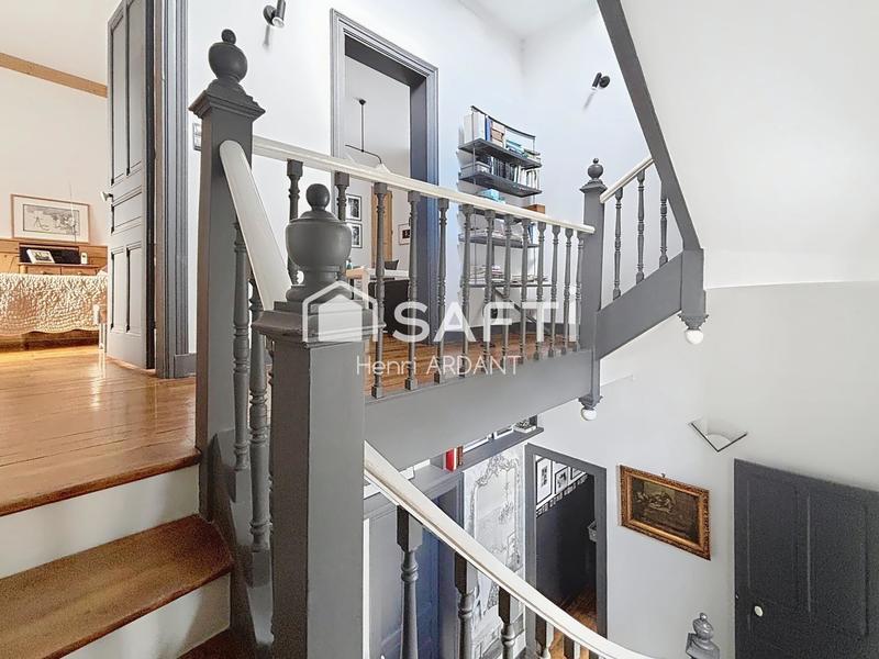 Maison - 250 m² - 8 pièces