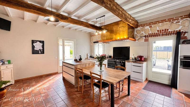 Propriété - 305 m² - 8 pièces