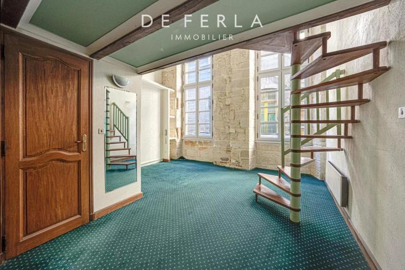 Appartement - 837 m² - 22 pièces