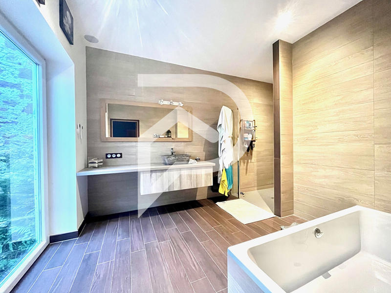 Maison - 309 m² - 7 pièces