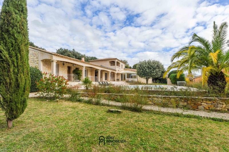 Villa - 244 m² - 10 pièces