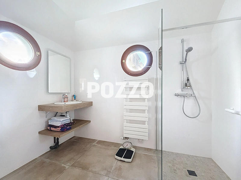 Maison - 201 m² - 8 pièces