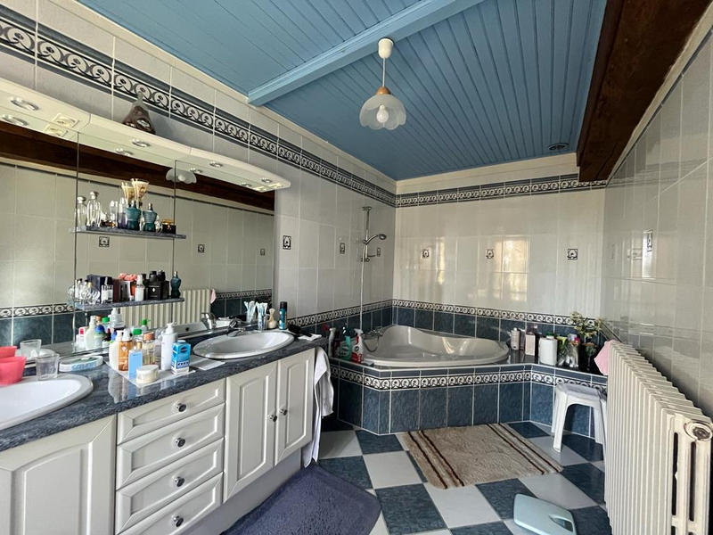 Maison - 260 m² - 7 pièces