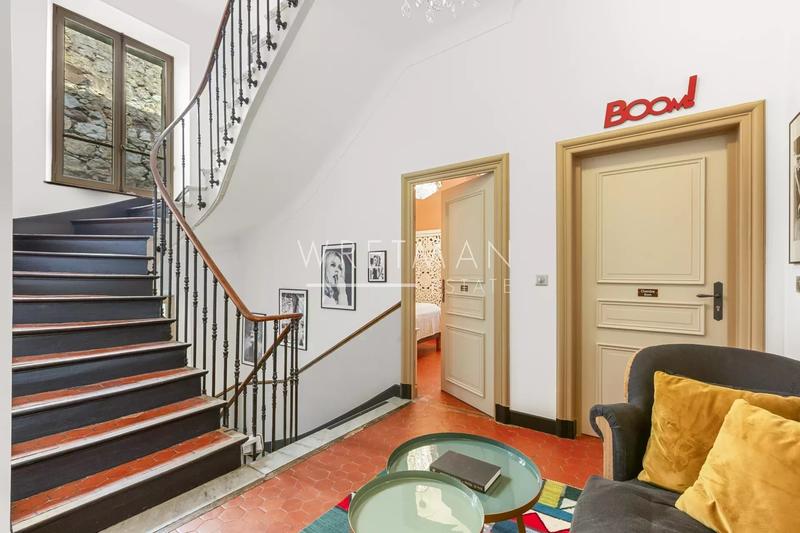 Villa - 242 m² - 9 pièces