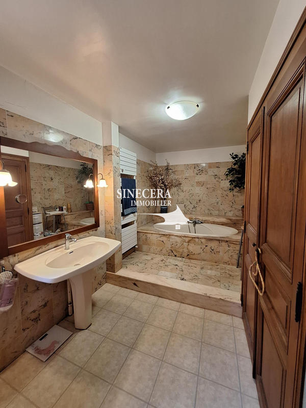 Maison - 230 m² - 8 pièces