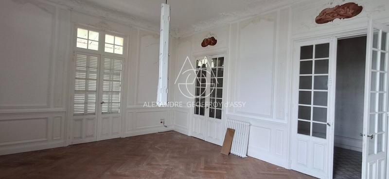 Château - 1 800 m² - 70 pièces