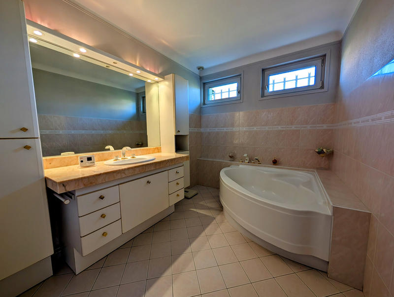 Maison - 230 m² - 8 pièces