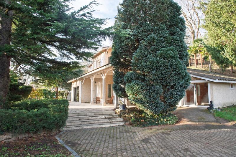 Maison - 230 m² - 8 pièces