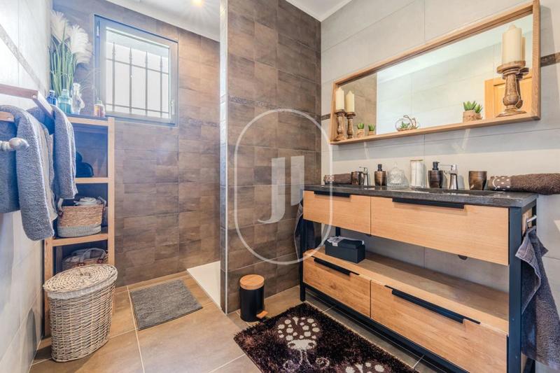 Maison en pierre - 257 m² - 6 pièces