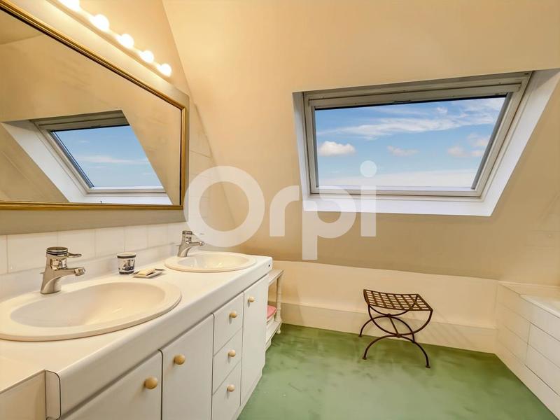 Propriété - 236 m² - 6 pièces