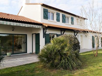 Maison - 210 m² - 8 pièces