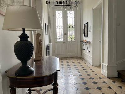 Maison - 241 m² - 11 pièces