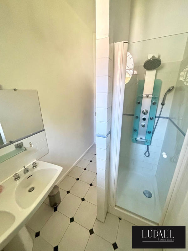 Maison - 300 m² - 11 pièces