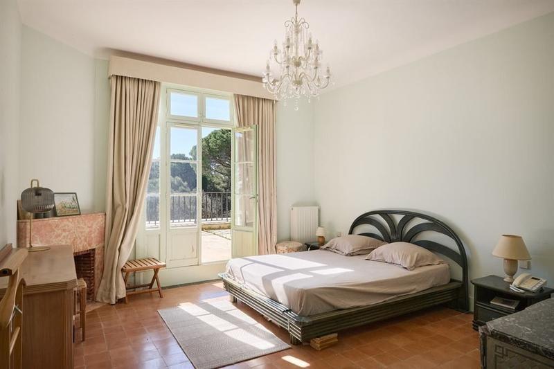 Maison - 2 850 m² - 30 pièces