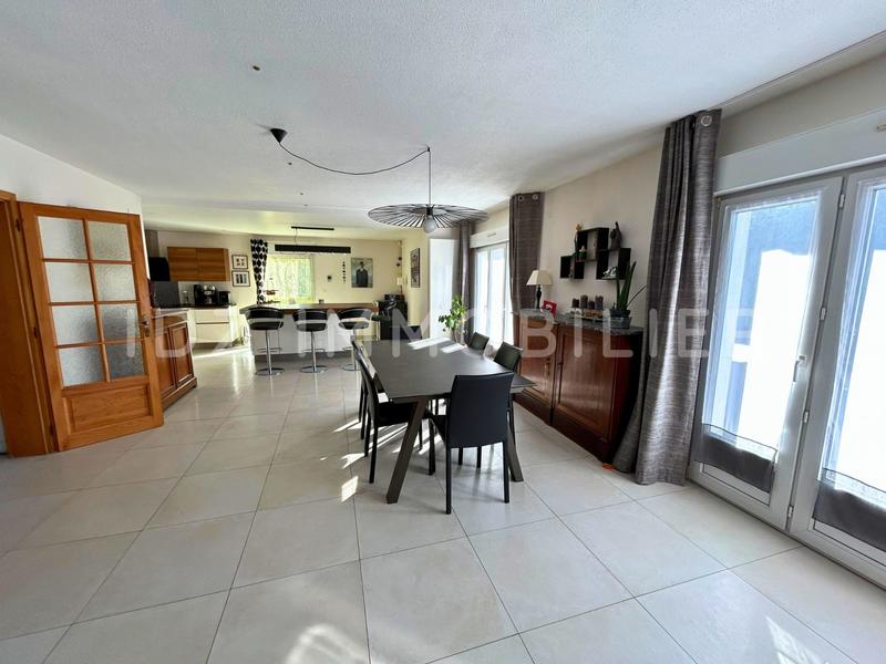 Villa - 221 m² - 6 pièces