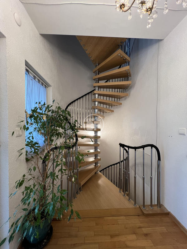 Maison - 349 m² - 12 pièces