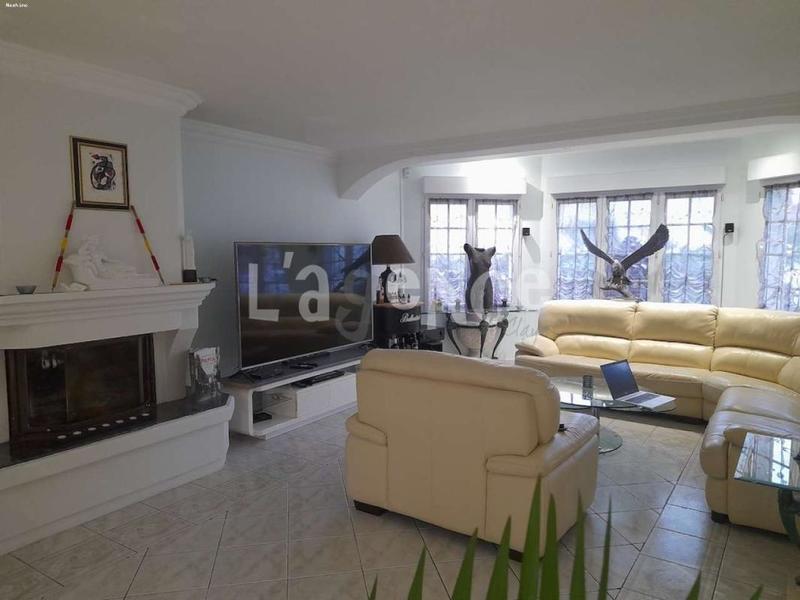 Pavillon - 250 m² - 7 pièces