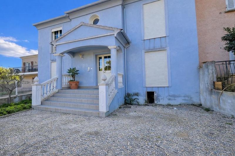 Maison - 230 m² - 8 pièces