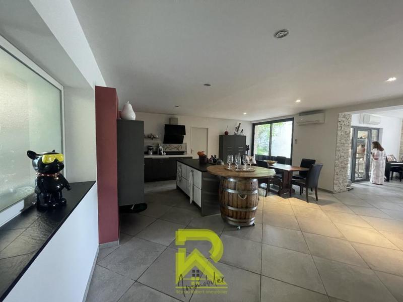 Propriété - 211 m² - 6 pièces