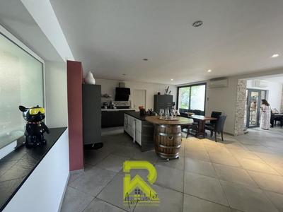 Propriété - 211 m² - 6 pièces