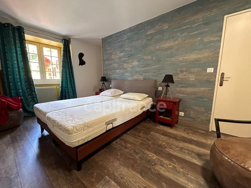 Maison - 390 m² - 11 pièces