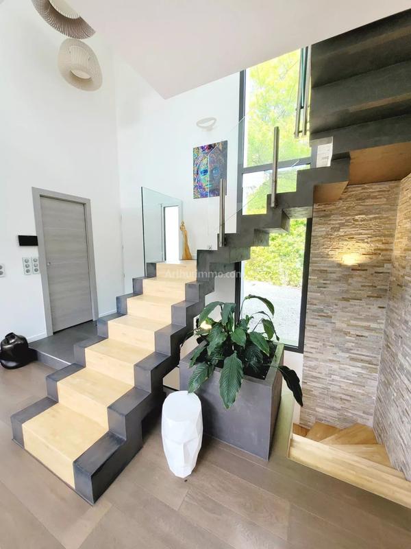 Maison - 221 m² - 9 pièces