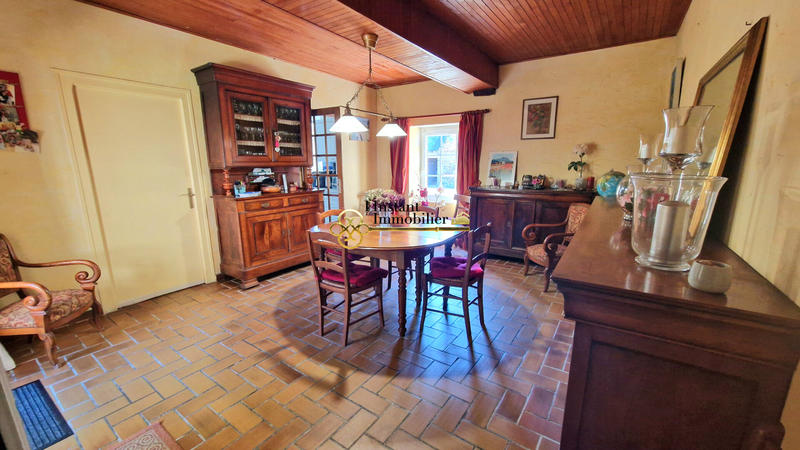 Demeure - 256 m² - 13 pièces