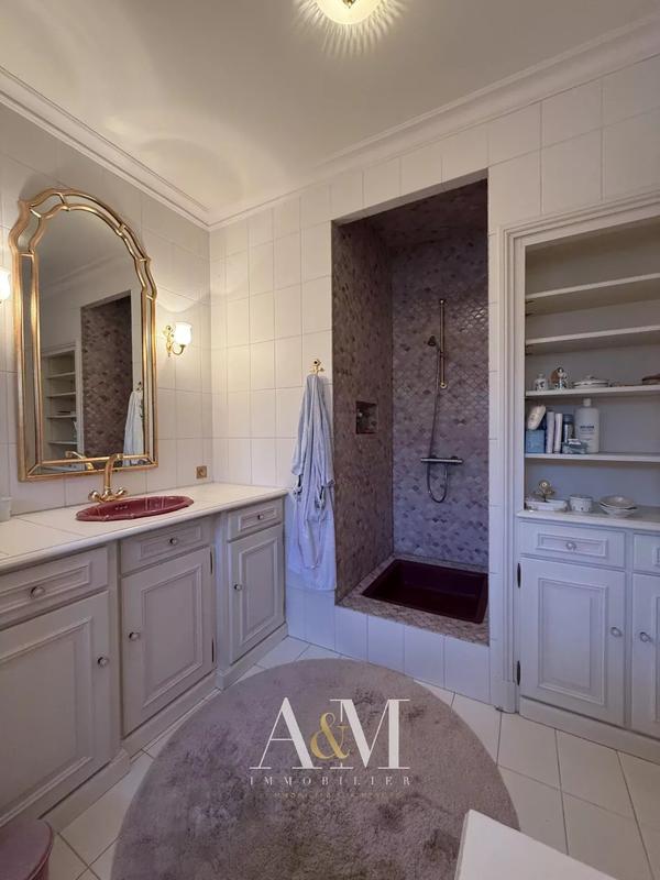 Propriété - 275 m² - 7 pièces