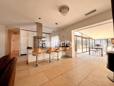 Maison - 230 m² - 7 pièces