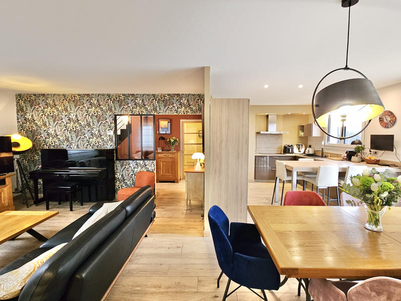 Maison - 221 m² - 8 pièces