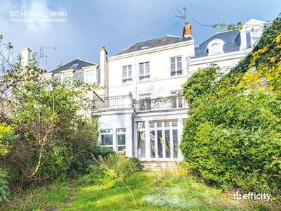 Maison - 360 m² - 10 pièces