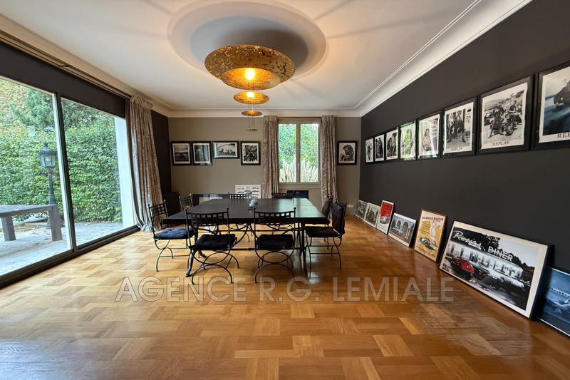 Maison - 937 m² - 15 pièces