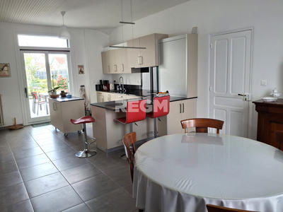 Maison - 230 m² - 9 pièces