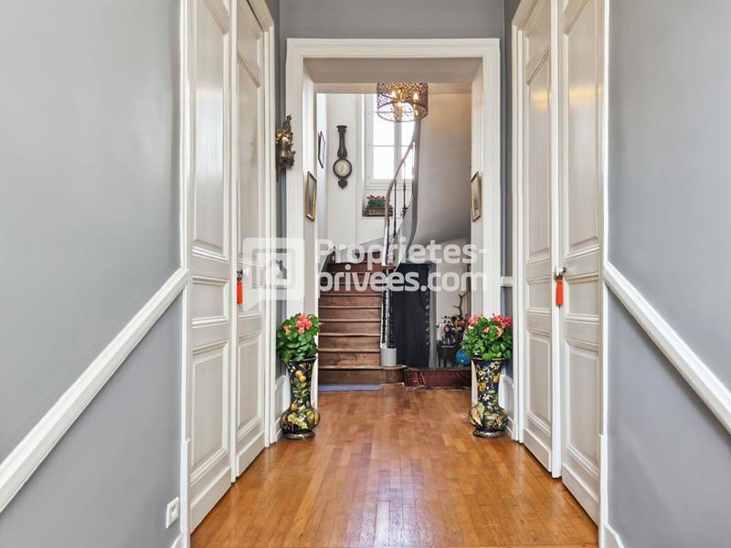 Maison - 238 m² - 8 pièces