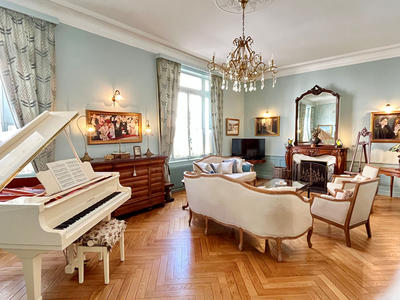 Maison - 377 m² - 10 pièces