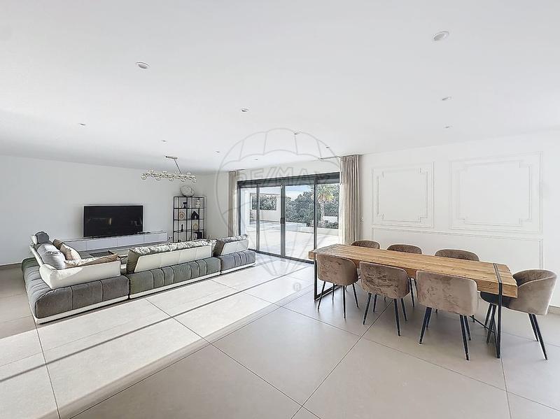 Maison - 228 m² - 5 pièces